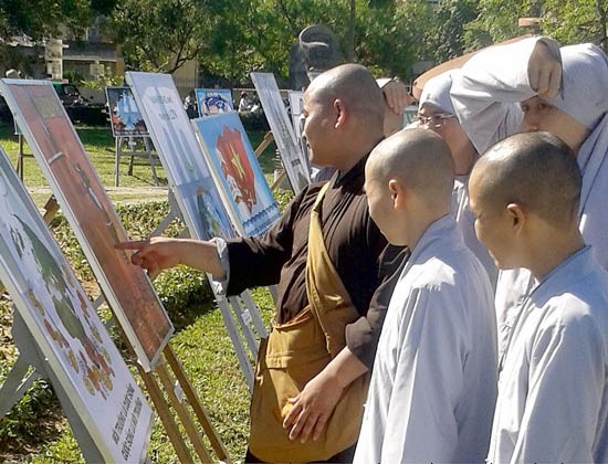 Buddhist monks and nuns visit a picture exhibition on environment, sea and islands in the central province of Thua Thien-Hue (Photo: SGGP)